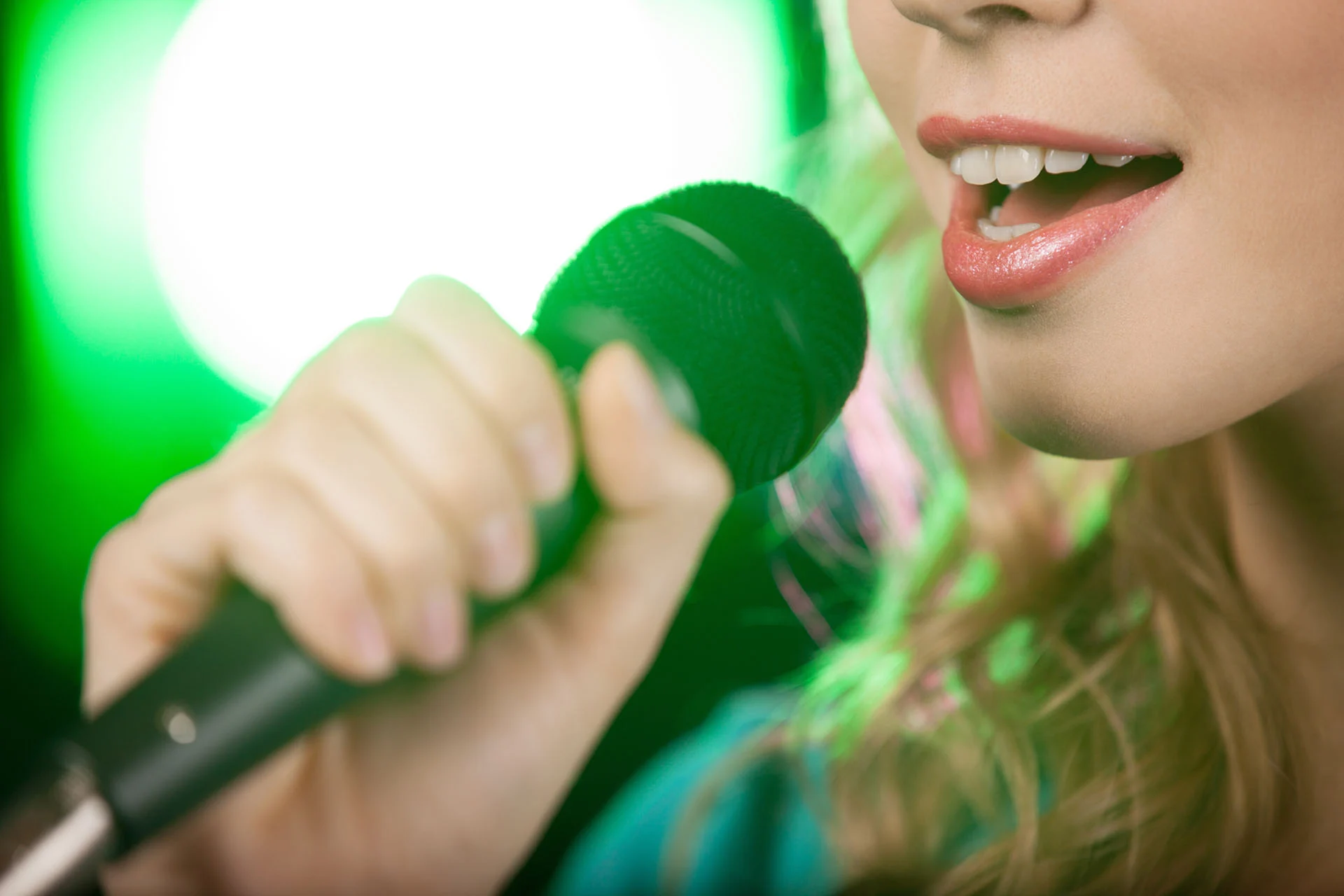 Know the reason why karaoke is way more popular than traditional singing